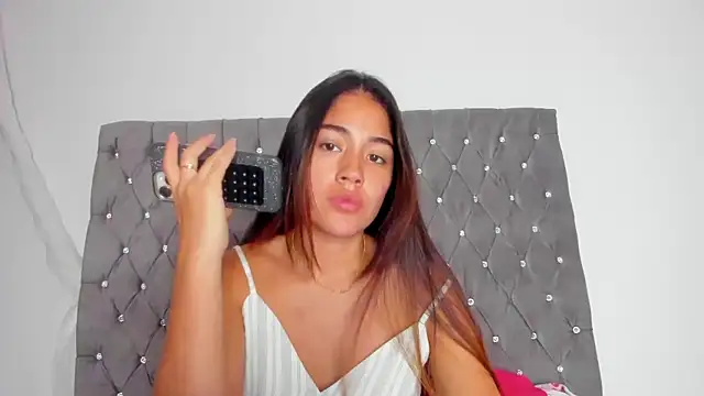 Snapshot of AriaMontgomery chatting on 09-22-25, 01:07 AriaMontgomery online show from 09-22-25, 01:07