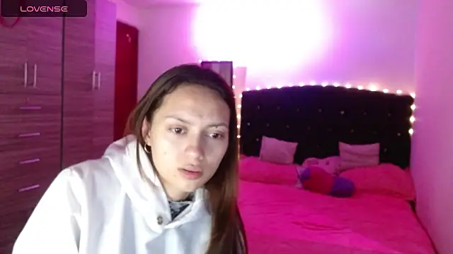 Snapshot of holy_juli chatting on 10-17-25, 04:04 holy juli online show from 10-17-25, 04:04