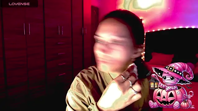 Snapshot of holy_juli chatting on 10-24-25, 01:24 holy juli online show from 10-24-25, 01:24