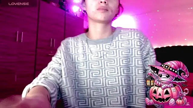 Snapshot of holy_juli chatting on 10-28-25, 02:37 holy juli online show from 10-28-25, 02:37