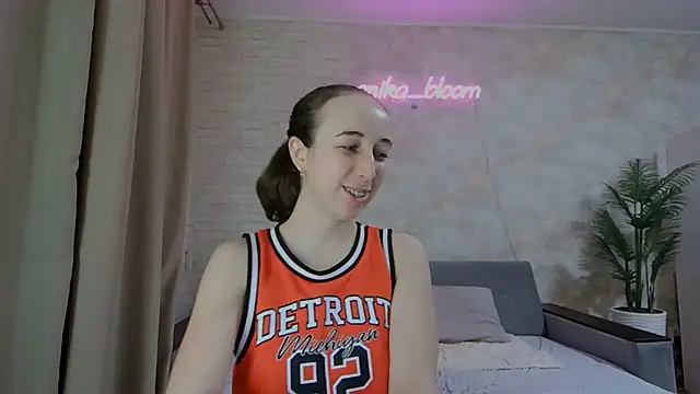 Anika bloom online show from 02-13-25, 04:32