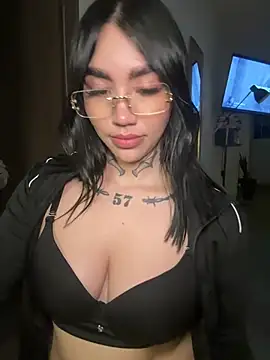 Snapshot of Nickiiiii chatting on 05-10-26, 01:33 Nickiiiii online show from 05-10-26, 01:33