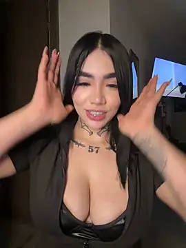 Snapshot of Nickiiiii chatting on 05-23-26, 06:18 Nickiiiii online show from 05-23-26, 06:18