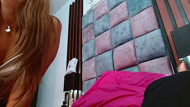 Snapshot of Saraa-restrepo chatting on 03-08-25, 12:30 Saraa-restrepo online show from 03-08-25, 12:30