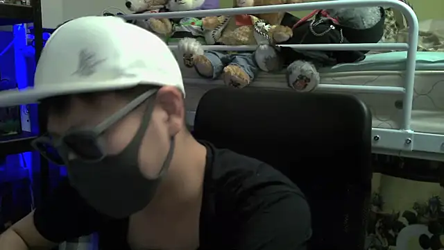 Snapshot of Owl1216 chatting on 12-12-24, 12:33 Owl1216 online show from 12-12-24, 12:33