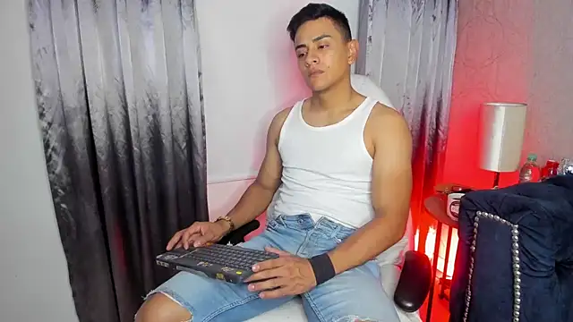 Snapshot of Lucii_fer_ chatting on 02-20-26, 11:32 Lucii fer online show from 02-20-26, 11:32