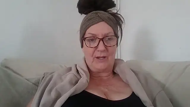 Snapshot of Tillieuk chatting on 06-04-26, 01:28 Tillieuk online show from 06-04-26, 01:28