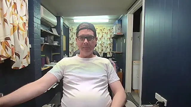 Snapshot of tilobinder chatting on 12-19-25, 10:11 tilobinder online show from 12-19-25, 10:11