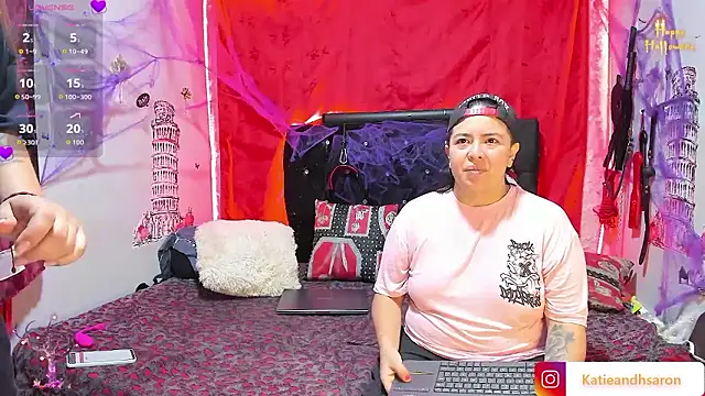 Snapshot of katieeandsharonn chatting on 10-20-25, 01:11 katieeandsharonn online show from 10-20-25, 01:11