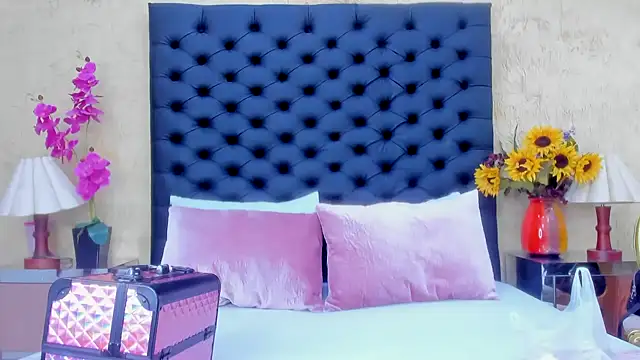 NahomiWhitel online show from 10-07-25, 04:59