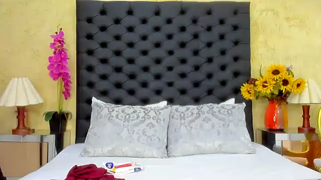 NahomiWhitel online show from 10-22-25, 02:50