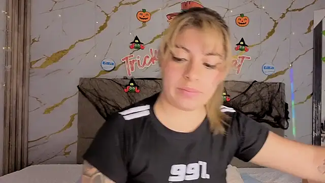 Snapshot of agatha_97_ chatting on 10-26-25, 04:40 agatha 97 online show from 10-26-25, 04:40