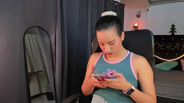Snapshot of emilyrouxe chatting on 12-28-24, 02:53 emilyrouxe online show from 12-28-24, 02:53