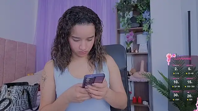 Snapshot of emilyrouxe chatting on 01-12-26, 04:01 emilyrouxe online show from 01-12-26, 04:01