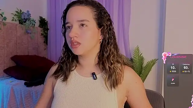 Snapshot of emilyrouxe chatting on 03-19-26, 04:44 emilyrouxe online show from 03-19-26, 04:44