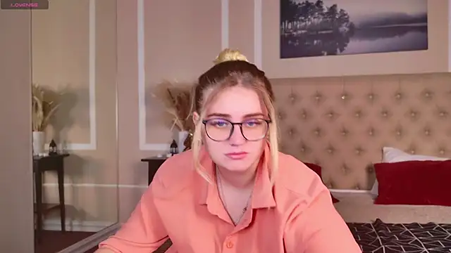 Snapshot of KarenLong chatting on 12-02-24, 07:38 KarenLong online show from 12-02-24, 07:38