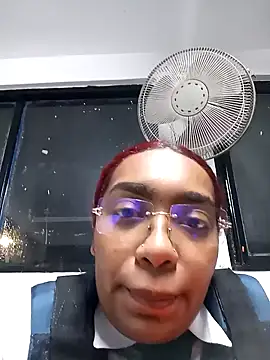 Snapshot of Cinnamon-Skin chatting on 12-30-24, 06:20 Cinnamon-Skin online show from 12-30-24, 06:20