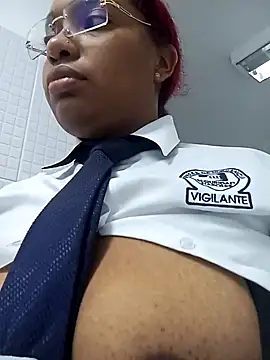 Snapshot of Cinnamon-Skin chatting on 12-31-24, 07:10 Cinnamon-Skin online show from 12-31-24, 07:10