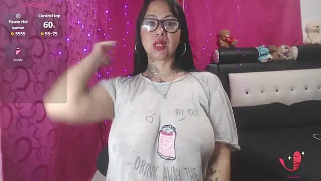 Snapshot of Saloome- chatting on 10-24-25, 11:01 Saloome- online show from 10-24-25, 11:01