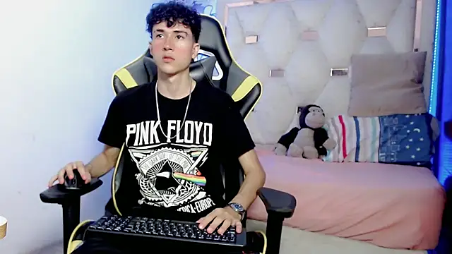 johnny cagee online show from 12-19-25, 04:41