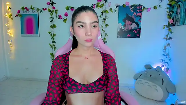 Snapshot of vaura_ chatting on 12-18-24, 03:58 vaura online show from 12-18-24, 03:58