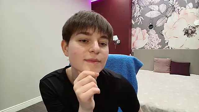Snapshot of EmiliaYours chatting on 03-30-26, 02:18 EmiliaYours online show from 03-30-26, 02:18