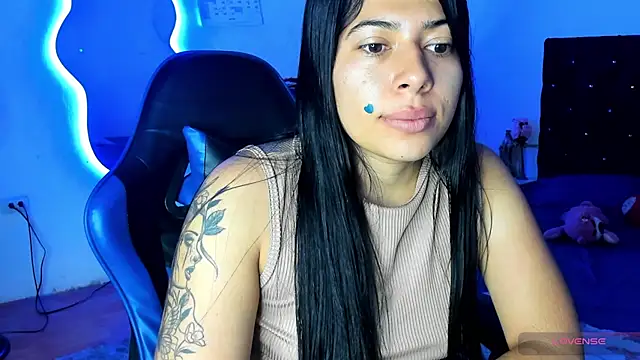 Snapshot of Caro_kitty- chatting on 12-17-25, 02:34 Caro kitty- online show from 12-17-25, 02:34