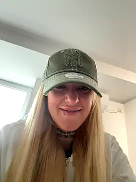 Snapshot of MazeSin chatting on 09-17-25, 05:31 MazeSin online show from 09-17-25, 05:31