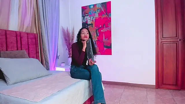 AntonellaHall  online show from 12-07-24, 12:35