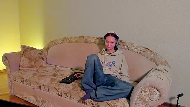 Snapshot of EllaSky_xoxo chatting on 03-09-25, 11:03 EllaSky xoxo online show from 03-09-25, 11:03