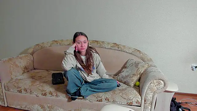Snapshot of EllaSky_xoxo chatting on 03-21-25, 04:17 EllaSky xoxo online show from 03-21-25, 04:17