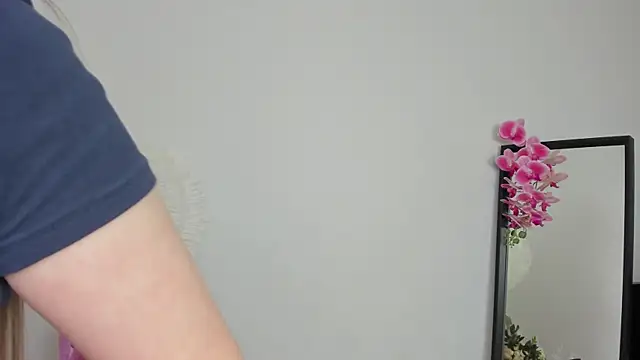 Lilly Colins online show from 12-14-24, 09:56