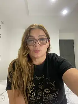 Snapshot of AntonellaAlondra4 chatting on 01-11-25, 01:37 AntonellaAlondra4 online show from 01-11-25, 01:37