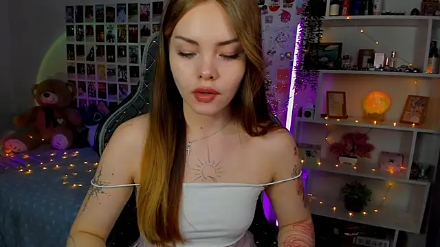 Snapshot of AkiraKatsu chatting on 09-29-25, 12:21 AkiraKatsu online show from 09-29-25, 12:21