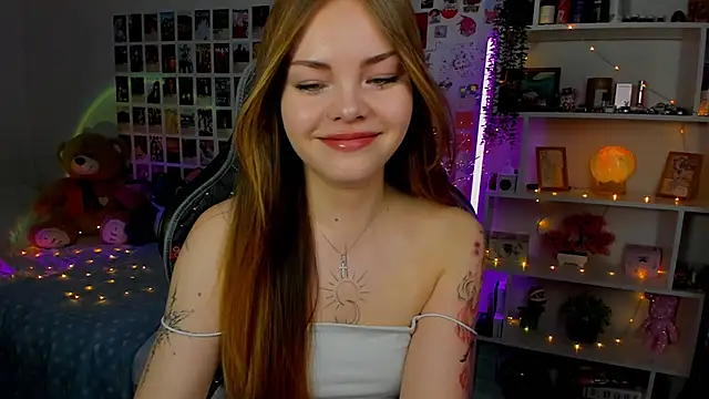 Snapshot of AkiraKatsu chatting on 10-08-25, 10:35 AkiraKatsu online show from 10-08-25, 10:35