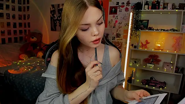 Snapshot of AkiraKatsu chatting on 11-23-25, 10:15 AkiraKatsu online show from 11-23-25, 10:15