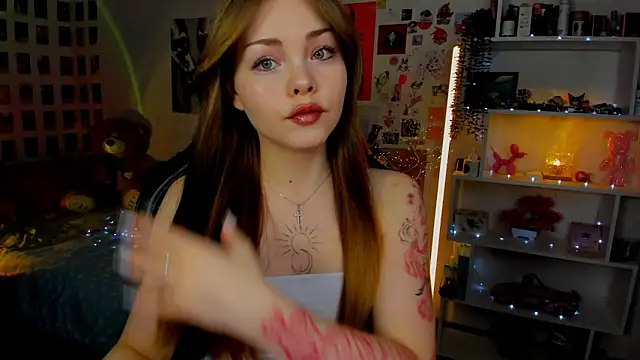 Snapshot of AkiraKatsu chatting on 12-20-25, 11:06 AkiraKatsu online show from 12-20-25, 11:06