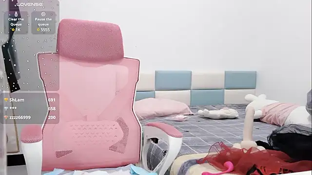 Qwi-V1 online show from 02-06-25, 02:11