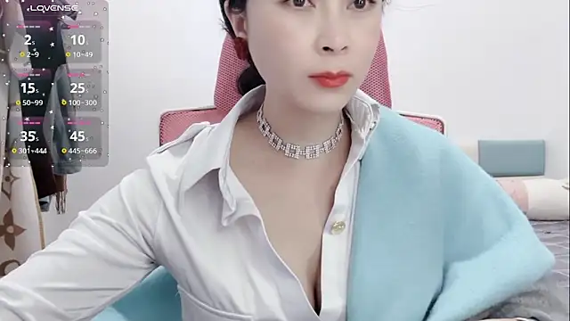 Qwi-V1 online show from 02-06-25, 11:37