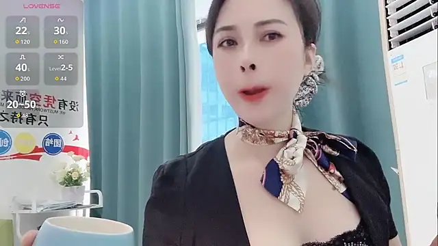 Qwi-V1 online show from 10-31-25, 06:14