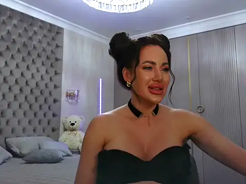 Snapshot of TianaPosh chatting on 02-06-25, 10:43 TianaPosh online show from 02-06-25, 10:43