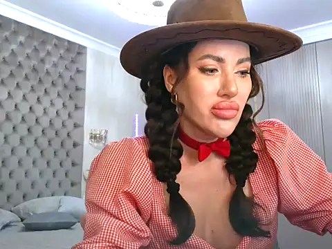 Snapshot of TianaPosh chatting on 02-14-25, 08:48 TianaPosh online show from 02-14-25, 08:48