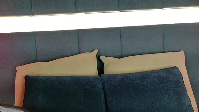 nicolle pierce online show from 10-27-25, 02:32