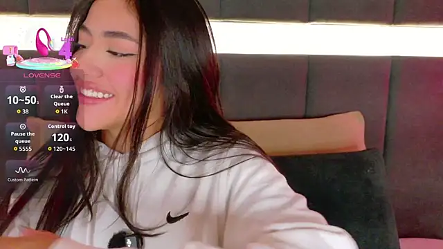 nicolle pierce online show from 11-17-25, 01:28