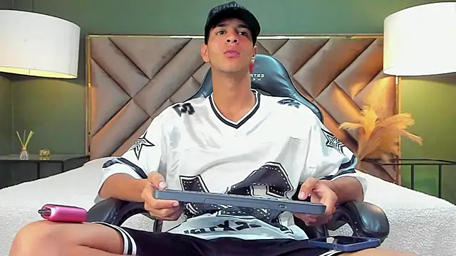 Tyler Rodriguez online show from 10-08-25, 09:56