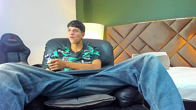 Tyler Rodriguez online show from 10-31-25, 02:01