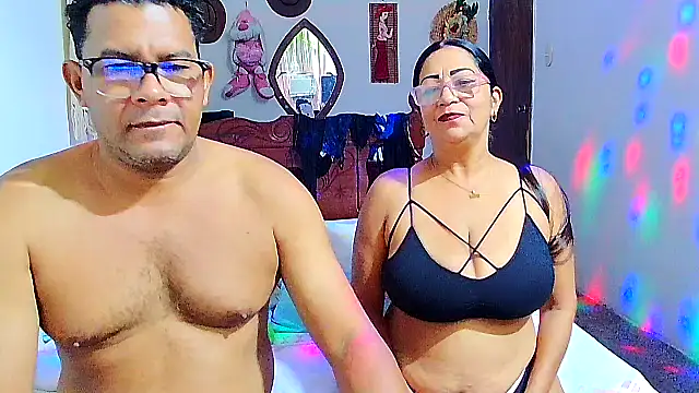 Snapshot of rosi_pamela chatting on 09-28-25, 04:01 rosi pamela online show from 09-28-25, 04:01