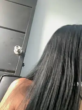 Snapshot of Baby_Niels chatting on 09-28-25, 02:11 Baby Niels online show from 09-28-25, 02:11