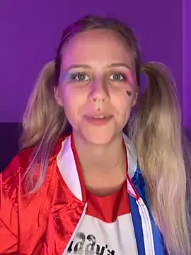 lunawolf21 online show from 10-18-25, 05:46