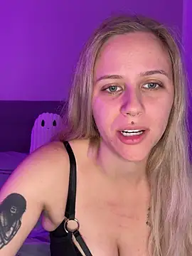 lunawolf21 online show from 10-22-25, 06:57